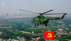 Cận cảnh máy bay diễn tập treo cờ đang bay vào TP.HCM mừng đất nước thống nhất