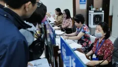 Khoảng 85.000 người nghỉ hưu trước tuổi và 15.000 người thôi việc