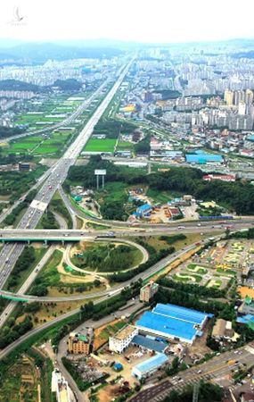Kỳ tích “tay không làm cao tốc” của Hàn Quốc