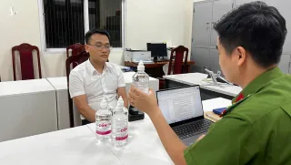 Phó Chủ tịch thị trấn ở Hà Nội bị bắt vì cấu kết doanh nghiệp sản xuất loại cồn y tế giả rất nguy hiểm