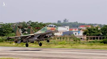 Sĩ quan trẻ Singapore ngưỡng mộ trung đoàn Su-30MK2 Việt Nam