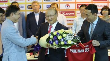 HLV Park Hang Seo hoãn đàm phán với VFF, mừng mà lo