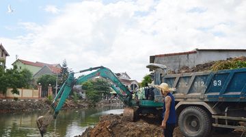 Xót xa thấy kênh đầy rác, Tý “khùng” bỏ tiền thuê máy làm sạch