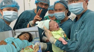 Bác sĩ bỏ mặc ‘quy trình’, cứu sống hai mẹ con
