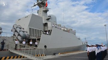 Tàu 016-Quang Trung cập quân cảng Cam Ranh an toàn