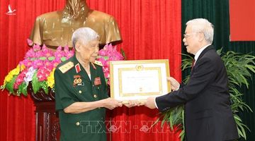 Tổng Bí thư, Chủ tịch nước trao phần thưởng cao quý tặng đồng chí Lê Khả Phiêu