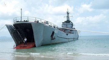 Việt Nam tăng hạn sử dụng thành công tàu đổ bộ Mỹ