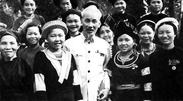 Xây dựng đội ngũ cán bộ “vừa hồng vừa chuyên” để “cho được lòng dân”