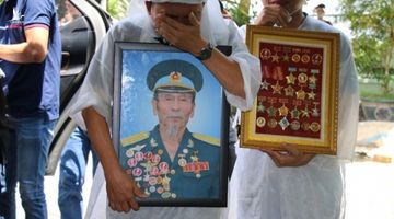 Nghẹn ngào tiễn Đại tá phi công Nguyễn Văn Bảy về với đất mẹ Lai Vung