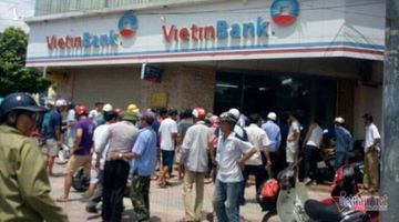 Nam thanh niên cầm súng táo tợn xông vào cướp Ngân hàng Vietinbank ở Hà Nội