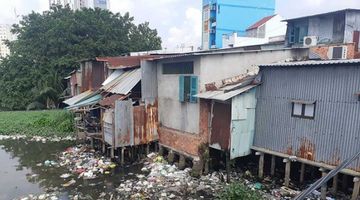 Dân nín thở sống ven kênh rác