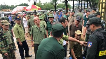 Nhiều thương binh phá cổng trụ sở VFF đòi vé trận Việt Nam-Malaysia