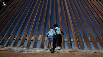Bức tường biên giới “bất khả chiến bại” của ông Donald Trump thua chiếc cưa 100 USD