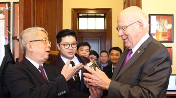 Hộp đất đặc biệt Thượng tướng Nguyễn Chí Vịnh tặng thượng nghị sỹ Mỹ