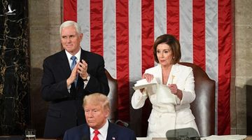 Ông Trump vừa kết thúc phát biểu, bà Pelosi xé bản Thông điệp Liên bang trong tay mình