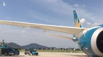 Chạy xe “cắt mặt” máy bay Vietnam Airlines vừa hạ cánh đang vào vị trí đỗ