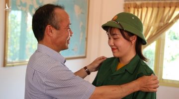 Lâm Đồng: Ngày hội tòng quân, cô gái xinh đẹp thành đồng đội của cha