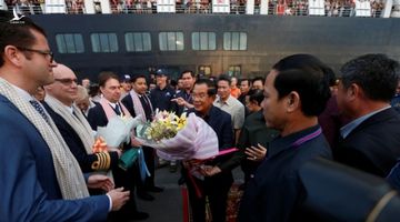 Thủ tướng Hun Sen ra đón chiếc du thuyền bị các nước ‘xua đuổi’