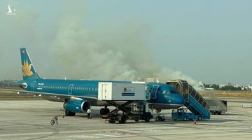Máy bay Vietnam Airlines gặp sự cố nghiêm trọng, khói bốc mịt mù ở Tân Sơn Nhất
