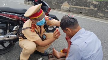 Xúc động hình ảnh chiến sỹ CSGT cầm máu cho người dân trên đường