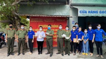 Công an Cần Thơ ra chợ phát từng chiếc khẩu trang phòng, chống Covid-19