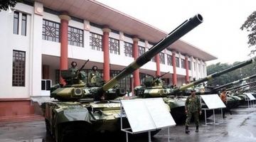Lần đầu tiên xe tăng T-90 Việt Nam xuất hiện với ‘cặp mắt đỏ’ đắt giá