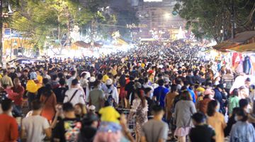 Hàng nghìn người chen chúc ở chợ đêm Đà Lạt