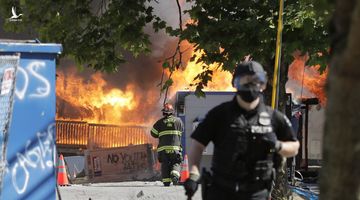 Washington Post: Người biểu tình tại Mỹ nổi giận, châm lửa đốt tòa án liên bang