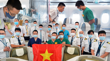 The Guardian: Việt Nam, đất nước giàu lòng nhân ái bậc nhất thế giới với chuyến bay mang đầy virus