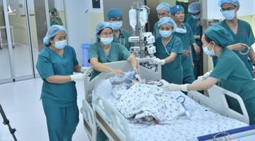 Thủ tướng Nguyễn Xuân Phúc gọi điện thăm hỏi ca phẫu thuật cặp song sinh