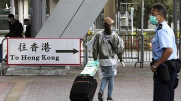 Số ca bệnh đạt kỷ lục mới, Hong Kong choáng váng trước làn sóng thứ ba