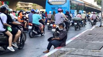 Người ăn xin “tràn” ra ngã tư ở Hà Nội, nguy cơ mất an toàn giao thông