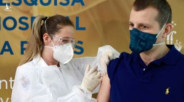 Brazil dấn thân làm ‘chuột bạch’ vaccine Covid-19