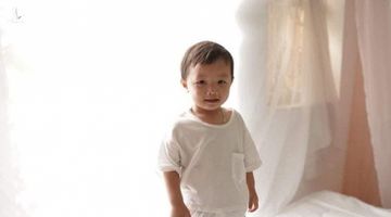 Bé trai 2 tuổi mất tích khi chơi công viên: Camera ghi lại người phụ nữ 2 lần vẫy bé