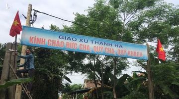 Về nơi giáo xứ treo cờ Tổ quốc, giáo dân được tặng vịt thoát nghèo