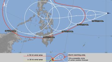 Bão số 9 đang cuồng nộ, lo tiếp bão số 10