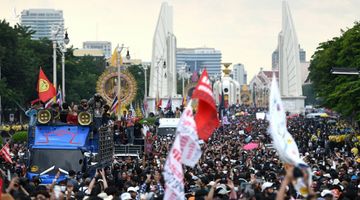 Thái Lan ban bố tình trạng khẩn cấp, cấm tụ tập đông người ở Bangkok vì biểu tình