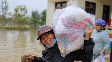 Nụ cười của người dân vùng lũ