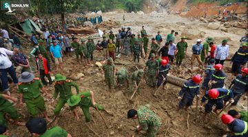 Dân làng khóc nghẹn khi tìm thấy bé trai 10 tháng tuổi dưới lớp bùn đất vụ sạt lở ở Trà Leng
