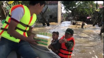 Cậu bé bơi giữa dòng nước lũ xin quà cứu trợ: ‘Đói quá, cháu mới liều nhảy xuống’