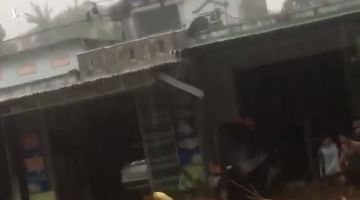 Clip kinh hoàng nước lũ cuốn phăng người ở Quảng Nam