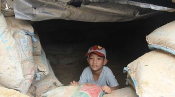 Người miền Trung đào hầm trú ẩn trước bão số 9