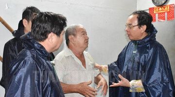Tân Bí thư Thành ủy TPHCM Nguyễn Văn Nên dầm mưa tìm kế chống ngập
