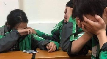 Xôn xao câu chuyện 3 sinh viên áo xe ôm công nghệ ngồi khóc cuối lớp vì gia đình miền Trung không có tiền đóng học