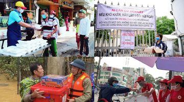 “Có đất nước nào lũ lụt, dịch bệnh mà người dân yêu thương nhau đến như vậy?”