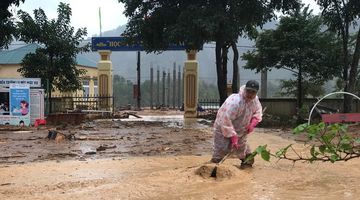 Khi giáo viên sáng lên lớp, chiều dọn bùn