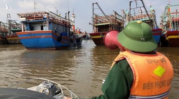 Quảng Bình: Kêu gọi tàu thuyền vào bờ tránh bão số 13