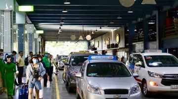 Xáo trộn đón taxi công nghệ ở sân bay Tân Sơn Nhất