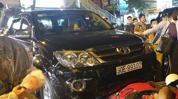 Tài xế xe Fortuner nghi say rượu, tông hàng loạt xe trên phố