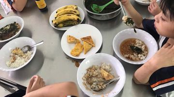 Phụ huynh bật khóc khi chứng kiến bữa ăn bán trú tiểu học ở TP HCM